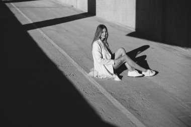 Genç güzel kız model Park üzerinde poz