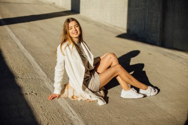 Genç güzel kız model Park üzerinde poz