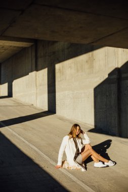 Genç güzel kız model Park üzerinde poz