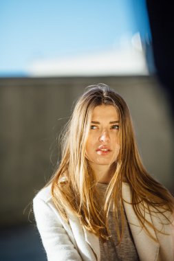 Genç güzel kız model Park üzerinde poz