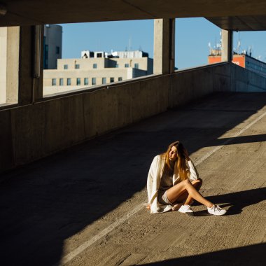 Genç güzel kız model Park üzerinde poz