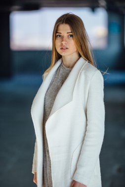 Genç güzel kız model Park üzerinde poz