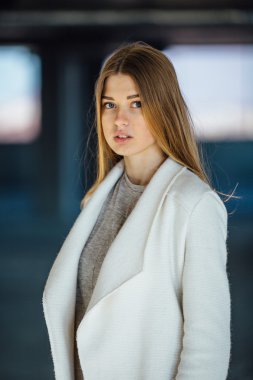 Genç güzel kız model Park üzerinde poz