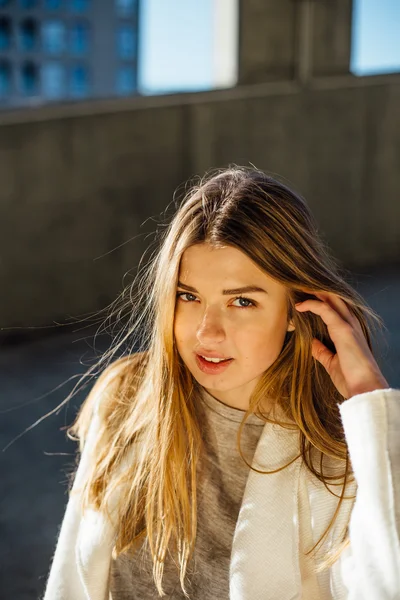 Jovem modelo menina bonita posando no estacionamento — Fotografia de Stock