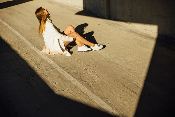 Jovem modelo menina bonita posando no estacionamento — Fotografia de Stock