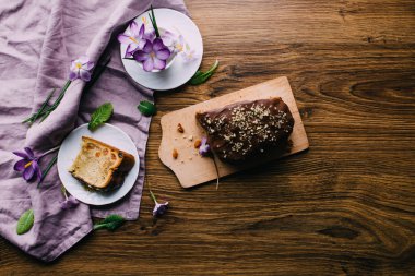 Yaşar çiçekler etrafında ve kahve ile kek