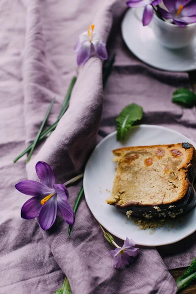 Pedazo de pastel con flores alrededor y café — Foto de Stock