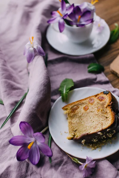 Pedazo de pastel con flores alrededor y café — Foto de Stock