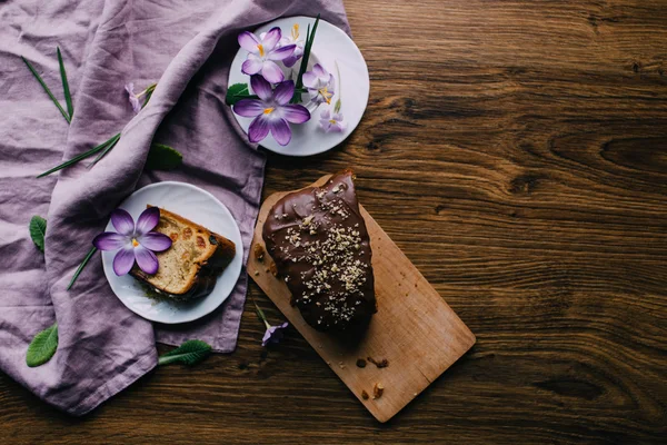 Pedazo de pastel con flores alrededor y café — Foto de Stock