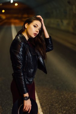 sokakta yürüyen güzel kadın