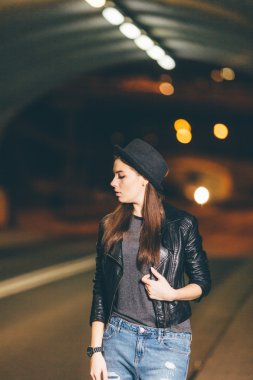 sokakta yürüyen güzel kadın