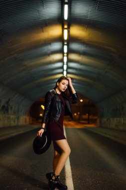 sokakta yürüyen güzel kadın