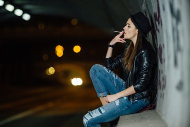 Zemin ve duman üzerinde oturan genç kız