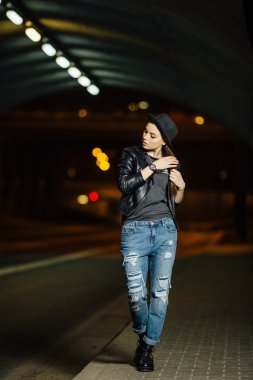 sokakta yürüyen güzel kadın