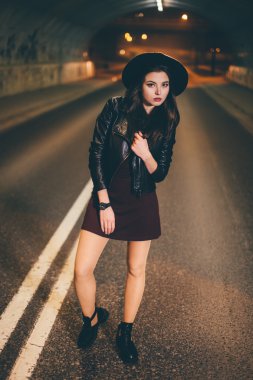 sokakta yürüyen güzel kadın