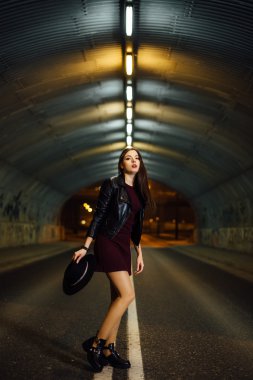 sokakta yürüyen güzel kadın