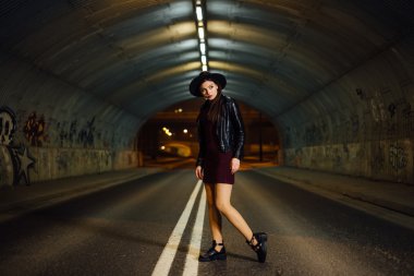 sokakta yürüyen güzel kadın