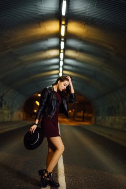 sokakta yürüyen güzel kadın