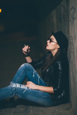 Zemin ve duman üzerinde oturan genç kız