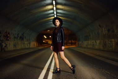 sokakta yürüyen güzel kadın