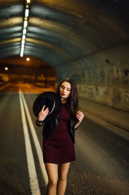 sokakta yürüyen güzel kadın