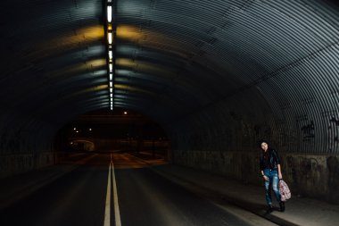 Gece yol araba için sallıyor kadına