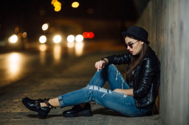 Zemin ve duman üzerinde oturan genç kız