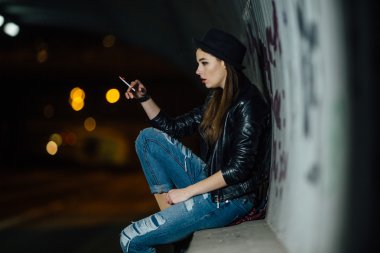 Zemin ve duman üzerinde oturan genç kız