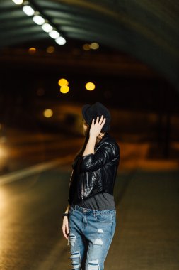 sokakta yürüyen güzel kadın