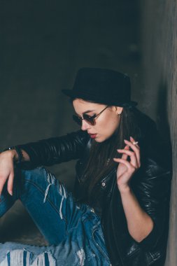 Zemin ve duman üzerinde oturan genç kız