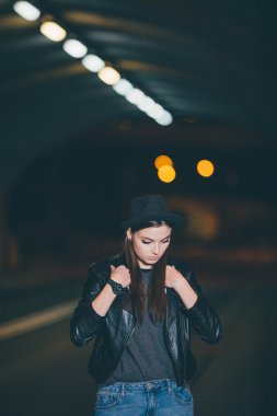 sokakta yürüyen güzel kadın