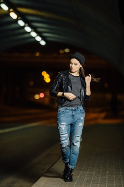 sokakta yürüyen güzel kadın