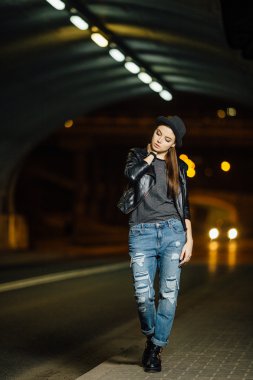 sokakta yürüyen güzel kadın