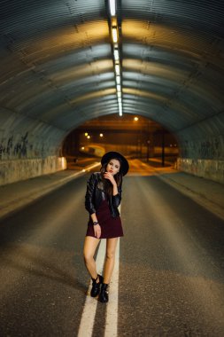 sokakta yürüyen güzel kadın