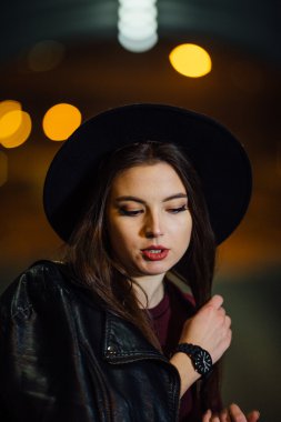 sokakta yürüyen güzel kadın