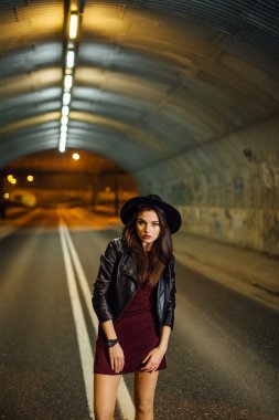sokakta yürüyen güzel kadın