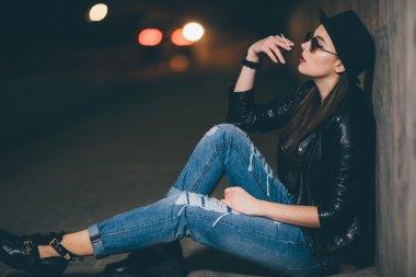 Zemin ve duman üzerinde oturan genç kız