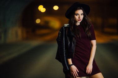 sokakta yürüyen güzel kadın