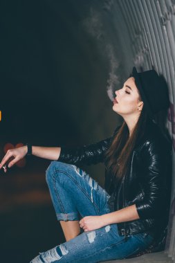 Zemin ve duman üzerinde oturan genç kız