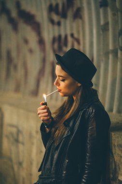 Zemin ve duman üzerinde oturan genç kız