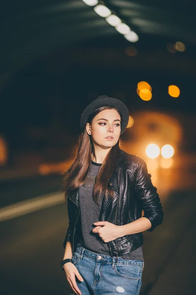 Mooie vrouw lopen op de straat — Stockfoto