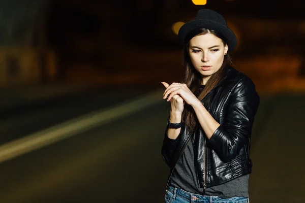 Jolie femme marchant dans la rue — Photo