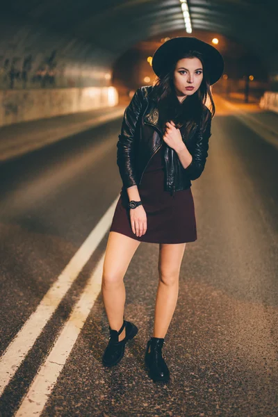 Jolie femme marchant dans la rue — Photo