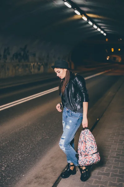 Donna di notte strada agitando per l'auto — Foto Stock