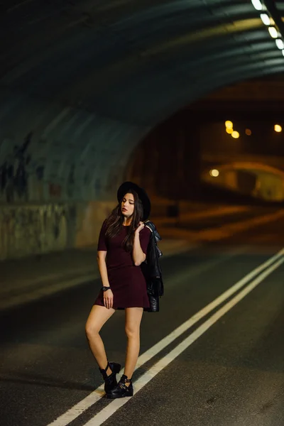 Vacker kvinna gå på gatan — Stockfoto