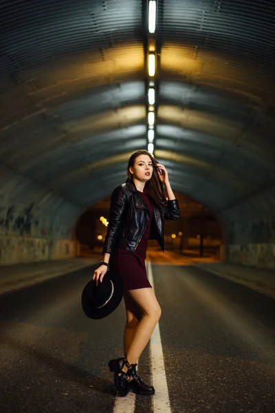 sokakta yürüyen güzel kadın