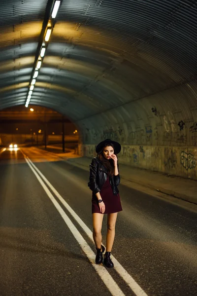 sokakta yürüyen güzel kadın