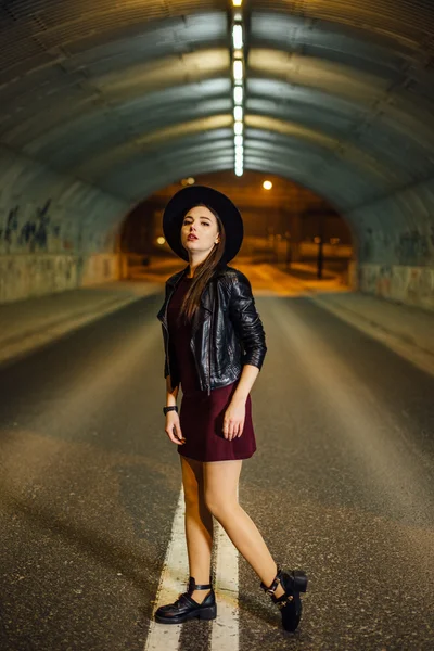 sokakta yürüyen güzel kadın