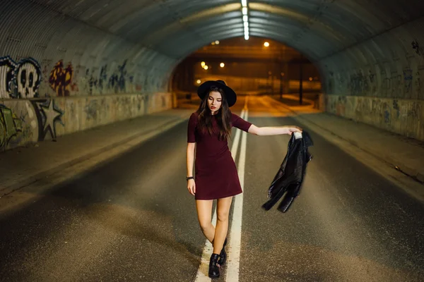 Mulher bonita andando na rua — Fotografia de Stock