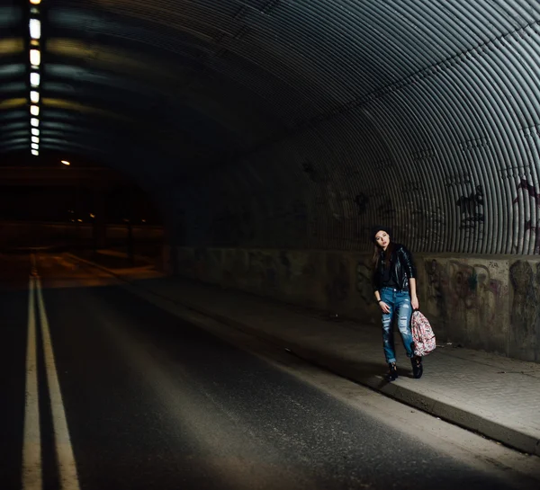 Gece yol araba için sallıyor kadına